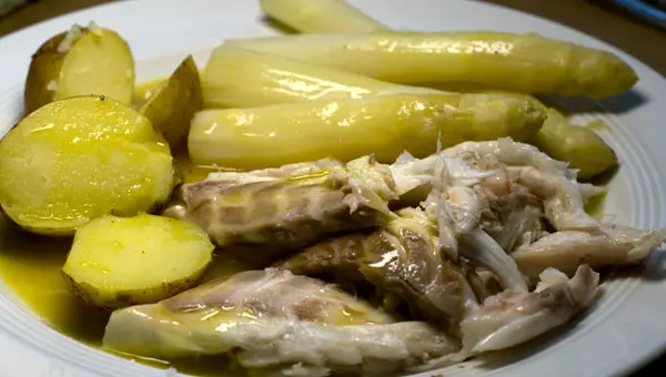 Loup de mer in der Salzkruste mit Spargel und Zitronensauce