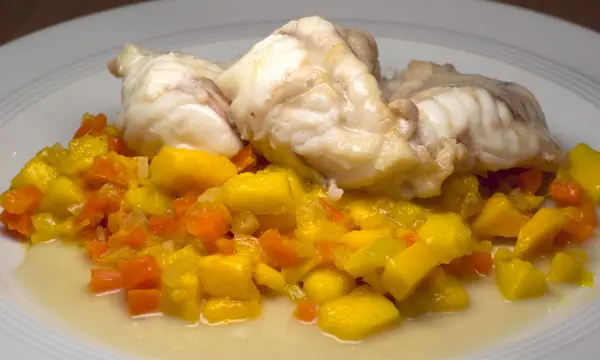 Seeteufel in Kokosmilch mit Mango-Karotten-Confit