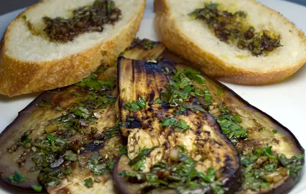 Marinierte Auberginen mit Röstbrot