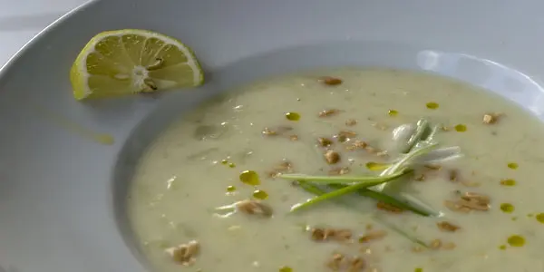 Sommerliche Kartoffel-Kokosmilch-Suppe