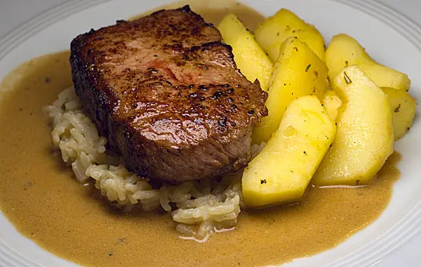 Kalbssteaks mit Calvados-Sauce und Rosmarin-Äpfeln