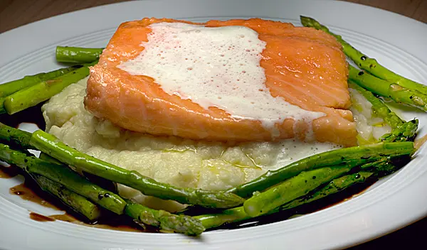 Lachs-Confit mit Selleriepüree nach Lea Linster