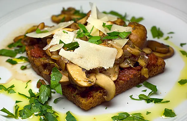 Panino con pomodori secchi é funghi