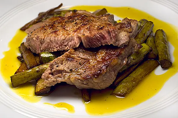 Kalbssteaks mit Balsamico-Spargel und Zitronensauce