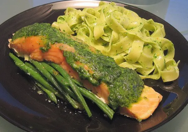 Fremdkochen Bärlauch: Lachs auf Keniabohnen mit Bärlauchpesto