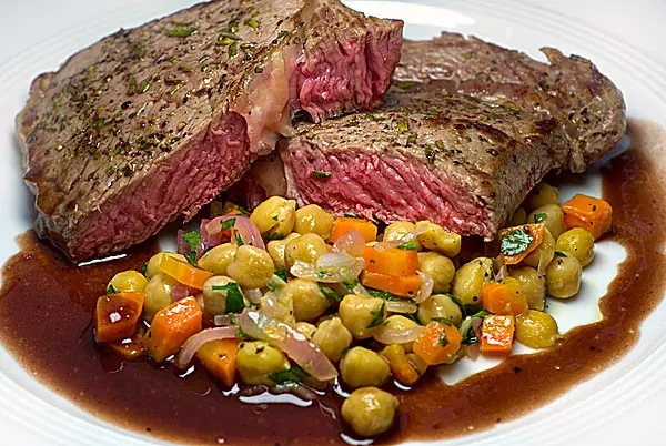 Rindersteak mit Kichererbsen-Salat und Portweinsauce