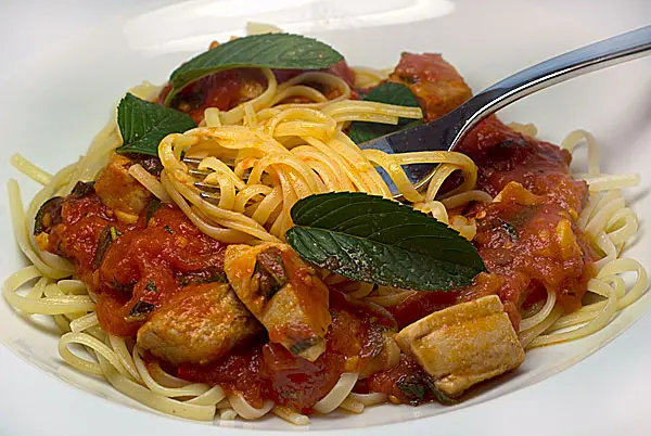 Pasta mit Tomaten-Thunfisch-Minz-Sauce