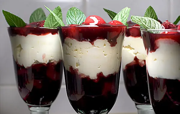 Rieslingmousse mit Kompott von roten Stachelbeeren