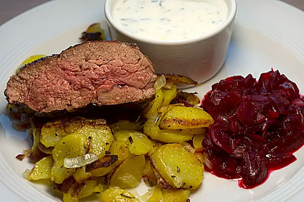 Rückwärts gebratene Lammhüfte mit Zwiebelragout und Minzjoghurt 