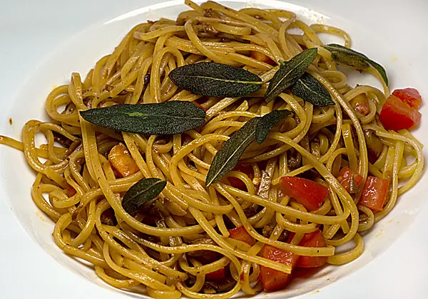 Linguine mit Pilz-Tomaten-Sauce und geröstetem Salbei