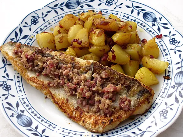 Zander mit Speck und Matjes an Bratkartoffeln