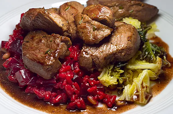 Marinierte Streifen von der Lammhüfte mit Rote-Bete-Risotto und fruchtigem Wirsing