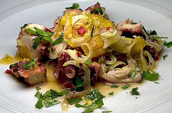 Fenchel-Oktopus-Salat mit Orangen und Kreuzkümmel-Teriyaki-Vinaigrette