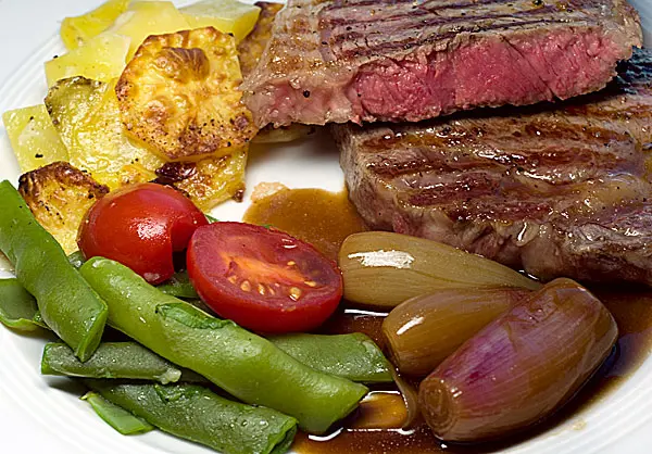 Gegrillte Rindersteaks mit Balsamico-Schalotten, Kartoffelgratin und Bohnengemüse