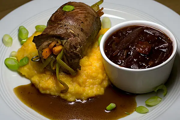 Asiatische Entenroulade mit Feigen-Cassis-Chutney und Kartoffel-Karotten-Ingwer-Püree