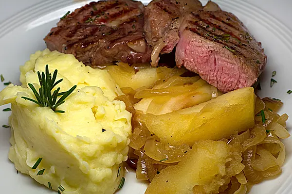 Kalbssteak mit Apfel-Zwiebel-Gemüse