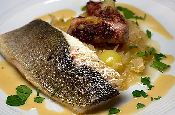 Sauerkraut mit Loup de mer, Fenchelsalsiccia und Calvados-Apfel-Sahne