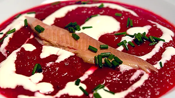 Rote-Bete-Suppe mit geräucherter Forelle