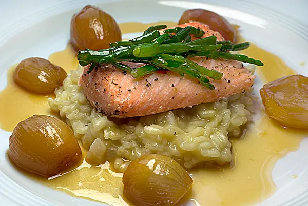 Lachs auf Wasabi-Risotto mit Portwein-Limetten-Schalotten