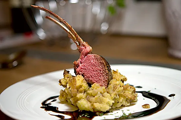 Lammcarrée mit Fenchel-Stampfkartoffeln und Lakritzsauce