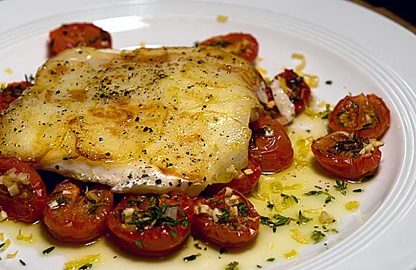 Mediterraner Kabeljau mit Kartoffelkruste und konfierten Tomaten