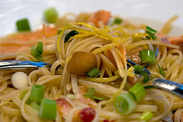 Linguine con asparago e salmone