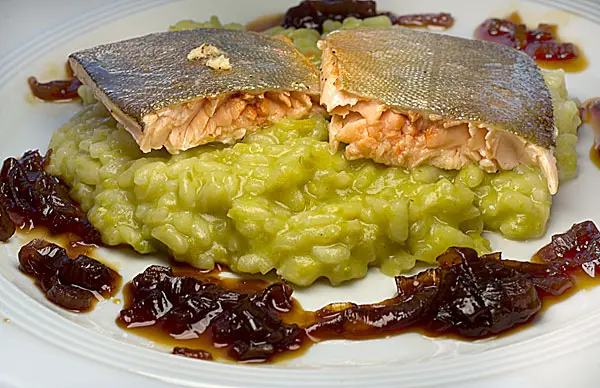 Saibling mit Wasabi-Risotto und Teriyaki-Schalotten