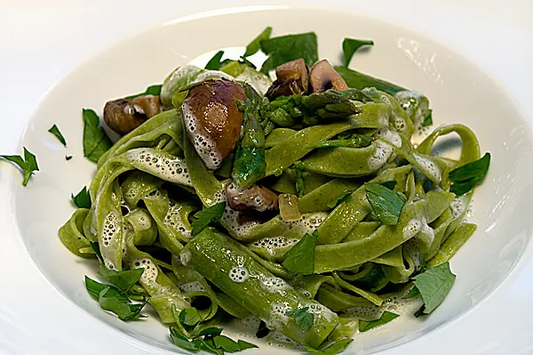 Tagliatelle mit grünem Spargel, Champignons und Parmesanschaum