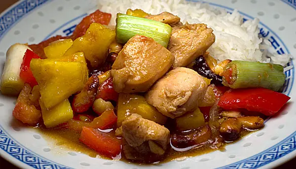 Thailändisches Hühnchen mit Ananas und Cashewnüssen