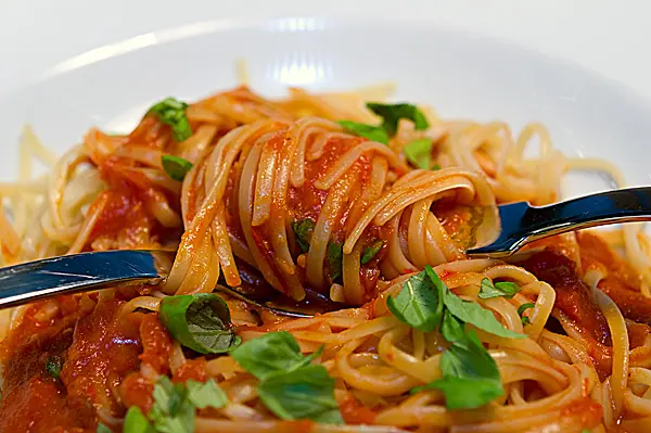 Linguine con un sugo di verdura fritta - Linguine mit einer Sauce aus gebackenem Gemüse