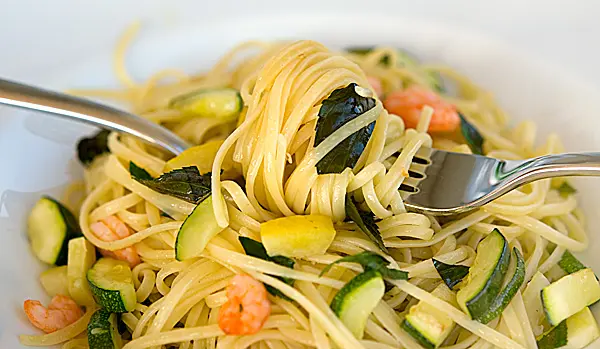 Linguine mit Zucchini, Zitrone, Krabben und Minze