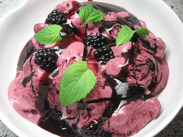 Brombeer-Parfait