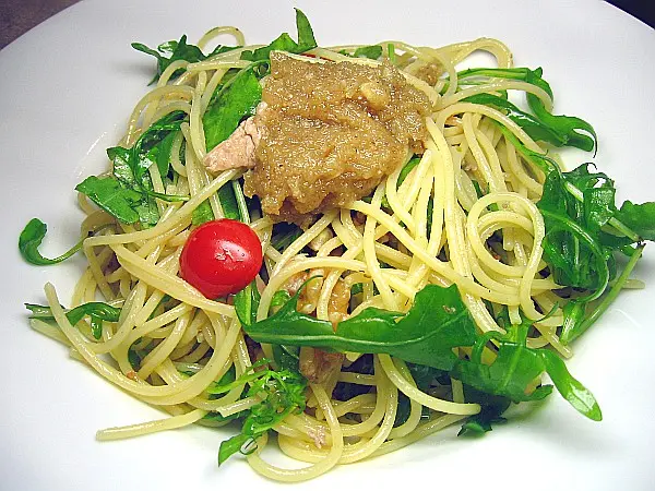 Spagetti mit Walnüssen, Walnuss-Pesto und Rucola