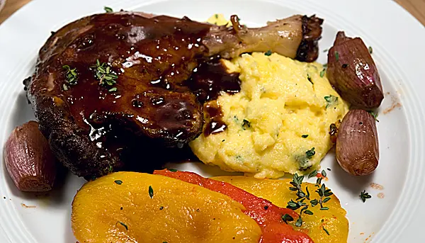 Entenkeulen mit Balsamico, Paprikagemüse und Thymianpolenta