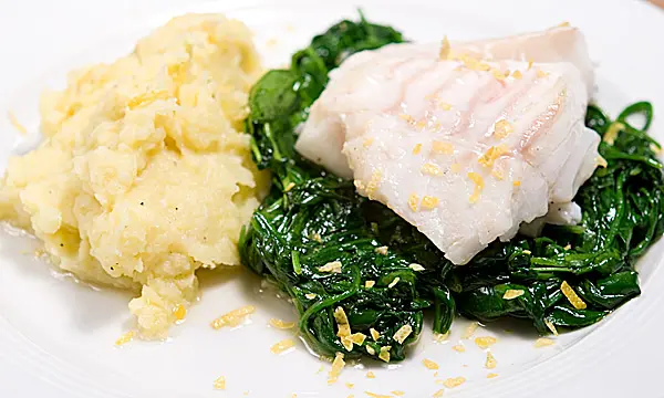 Skrei mit Kartoffel-Olivenöl-Püree und Knoblauchspinat