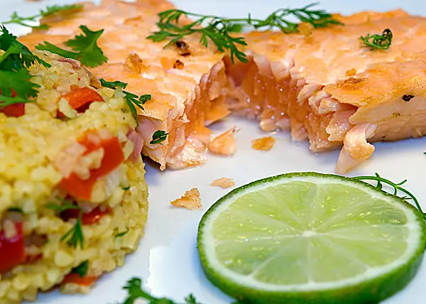 Limetten-Lachs mit Koriander-Paprika-Couscous