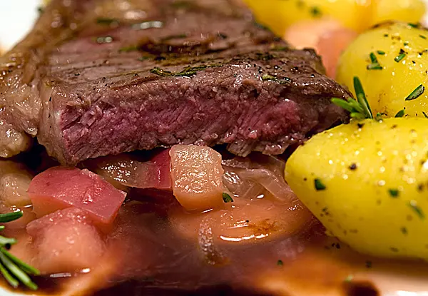 Gegrilltes Rumpsteak mit Pfirsich-Zwiebel-Ragout