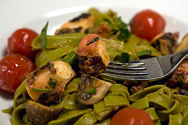 Grüne Tagliatelle mit Oktopus, Champignons und Tomaten