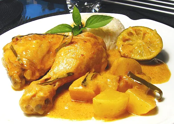 Massaman-Curry mit Huhn und Limetten