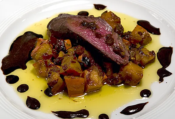 Soja-Zimt-glasiertes Hirschfilet mit geröstetem Kürbissalat und Schalotten-Ingwer-Vinaigrette