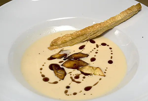 Pastinakencrèmesuppe mit Knusperchips und Blätterteigsticks