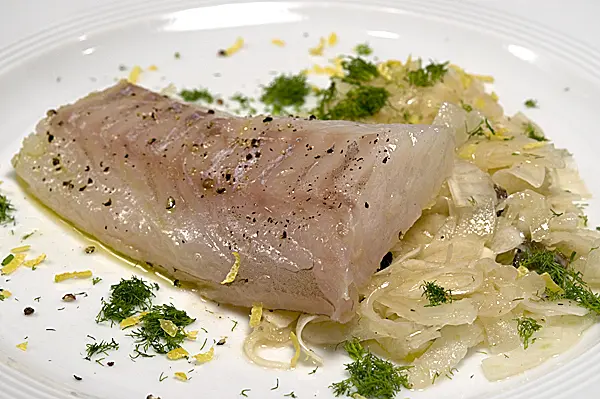 Eingesalzener und in Öl gegarter Skrei mit getrüffeltem Fenchel-Salat nach Kolja Kleeberg