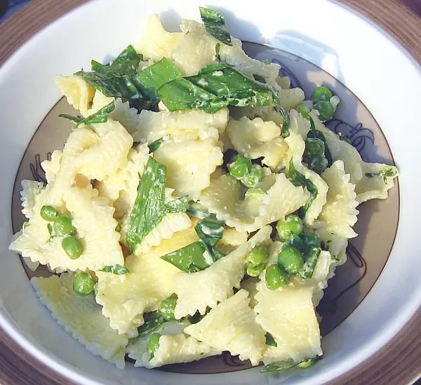 Nudelsalat mit Erbsen und Bärlauch