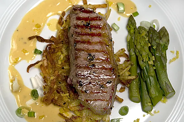 Kalbssteak mit Rösti, grünem Spargel und Senf-Sabayon