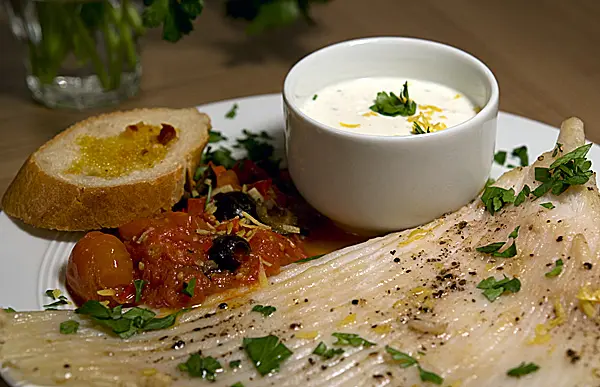 Rochenflügel mit Tomatensugo, Joghurt-Knoblauch-Dip und Röstbrot