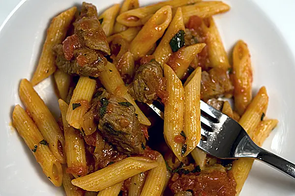 Pasta mit Lamm-Minz-Tomaten-Sugo