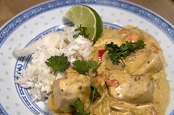 Hühnchen mit geröstetem Koriander in einer Kokosnuss-Curry-Sauce