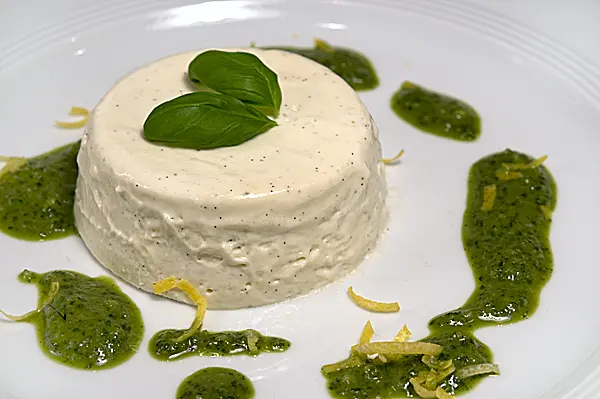 Panna Cotta mit Basilikum und süßem Basilikumpesto