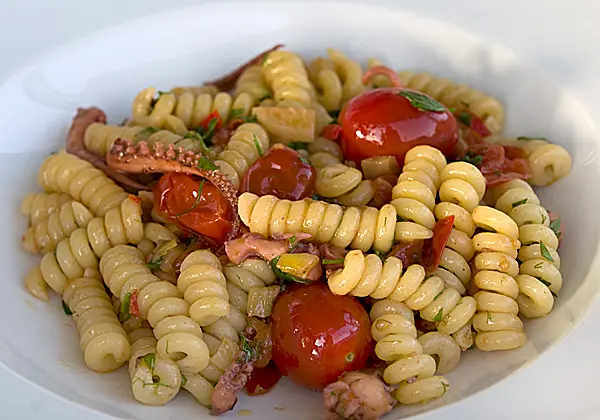 Pasta mit Calamaretti, Fenchel und Tomaten