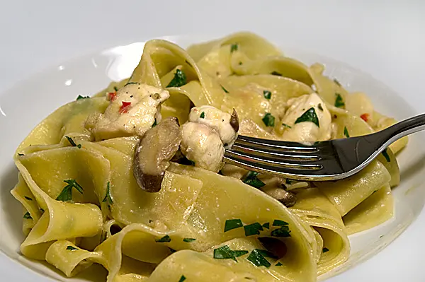 Pappardelle mit Kräuterseitlingen und Seeteufel